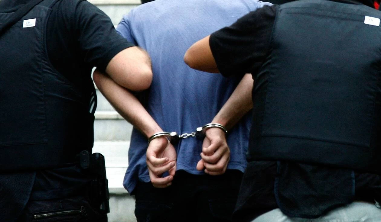 Σοκ στην Αμαλιάδα: Ρομά αυνανιζόταν έξω από σχολείο και παρενοχλούσε μαθήτριες